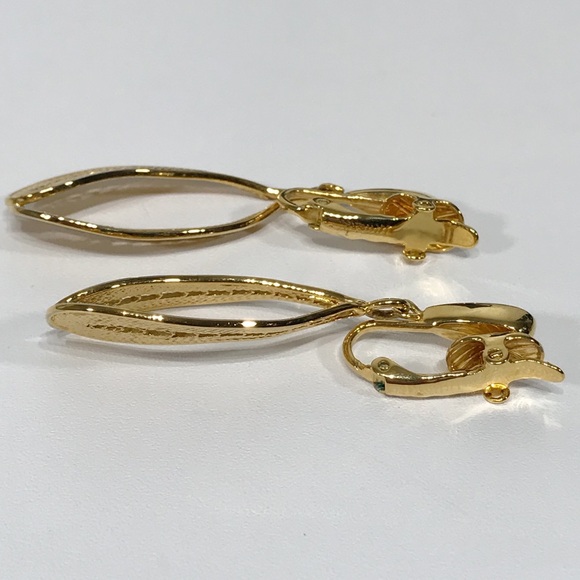 Vintage Trifari Gold Toned Filigree Earrings Clip On Dangle Drop Estate Large 2" - Picture 11 of 14